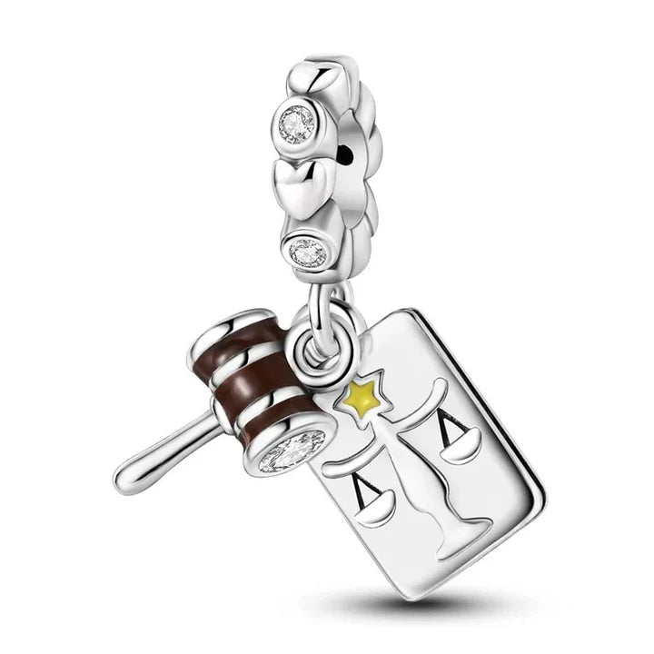 Charm Martillo y libro de la justicia